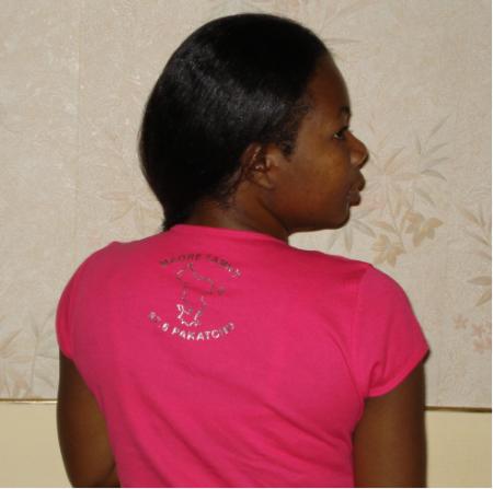 Derrière le T-shirt