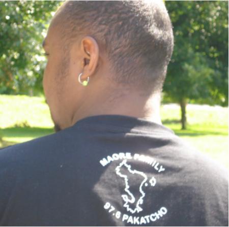 Derrière le T-shirt